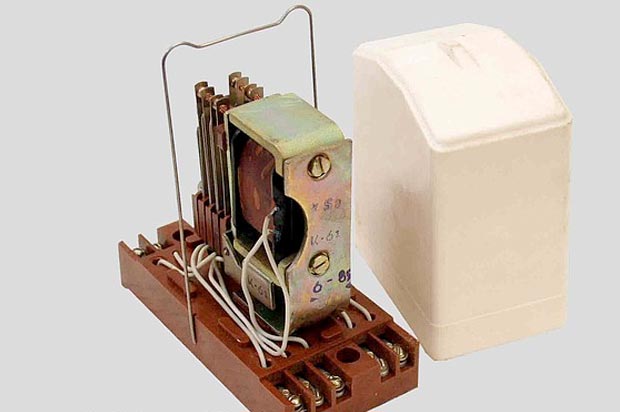 Реле МКУ 48-С 220 В в корпусе